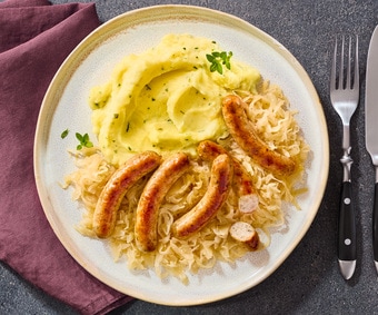 Saucisses de Nuremberg sur lit de choucroute au vin (Numéro d’article 01679)