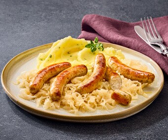 Nürnberger Rostbratwürstchen auf Weinsauerkraut (Artikelnummer 01679)