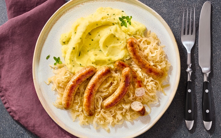 Nürnberger Rostbratwürstchen auf Weinsauerkraut (Artikelnummer 01679)