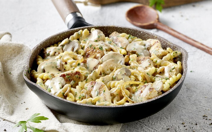 Poêlée de pâtes au poulet et aux champignons à la crème (Numéro d’article 03834)