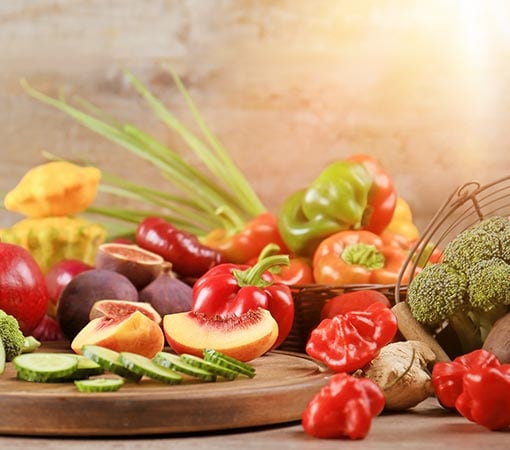 Image: divers fruits et légumes sur une table préparée